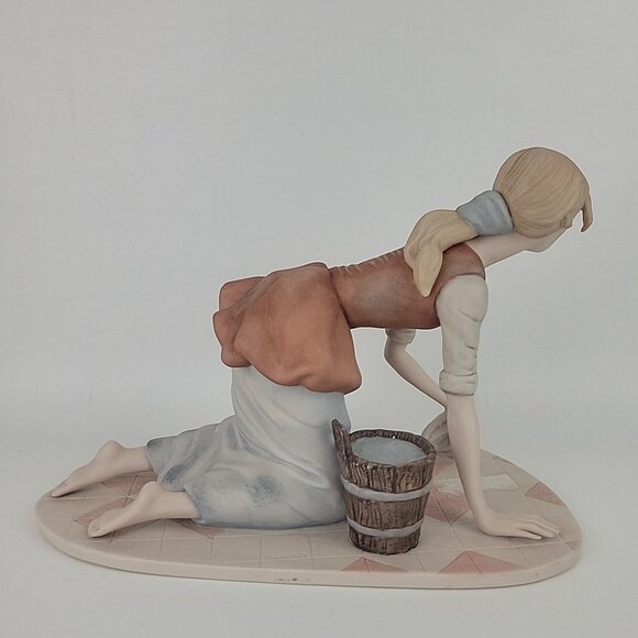 Laszlo Ispanky Cinderella Girl Washing Floor Limited Edition Porcelain Figure - Picture 4 of 6